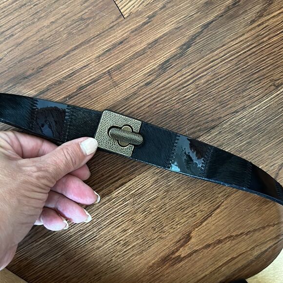 Black patent & faux fur adjustable belt with unique bronze buckle - Picture 4 of 6